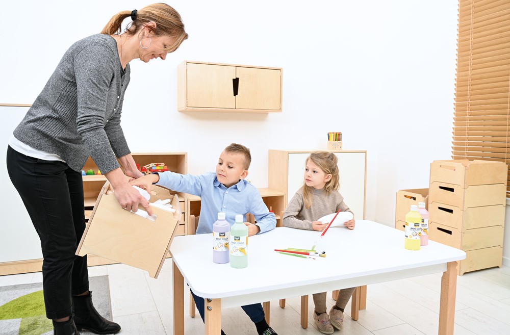 Classe maternelle prête pour la rentrée scolaire avec mobilier scolaire organisé et espace d’apprentissage structuré